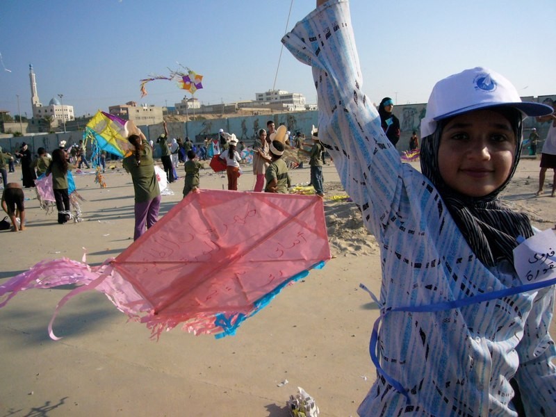 Mädchen spiele mit Drachen in Gaza.