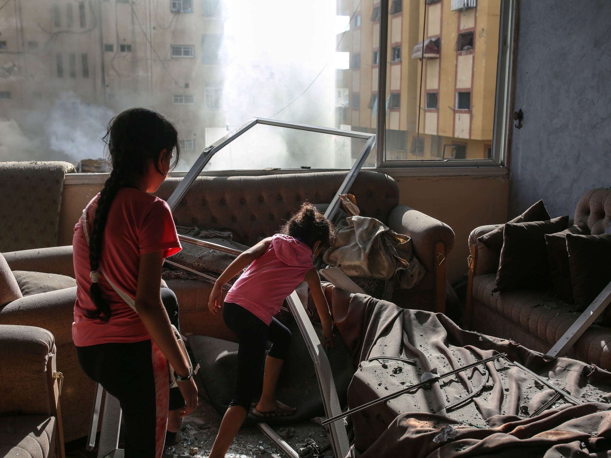 fb_samarabuelouf_20231007_children_destroyedhouse.jpg