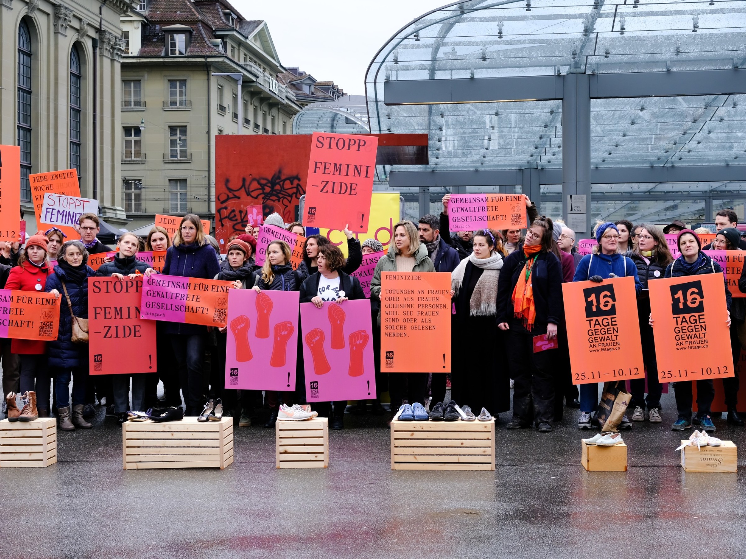 Kampagne 16 Tage gegen Gewalt an Frauen in Bern beim Baldachin