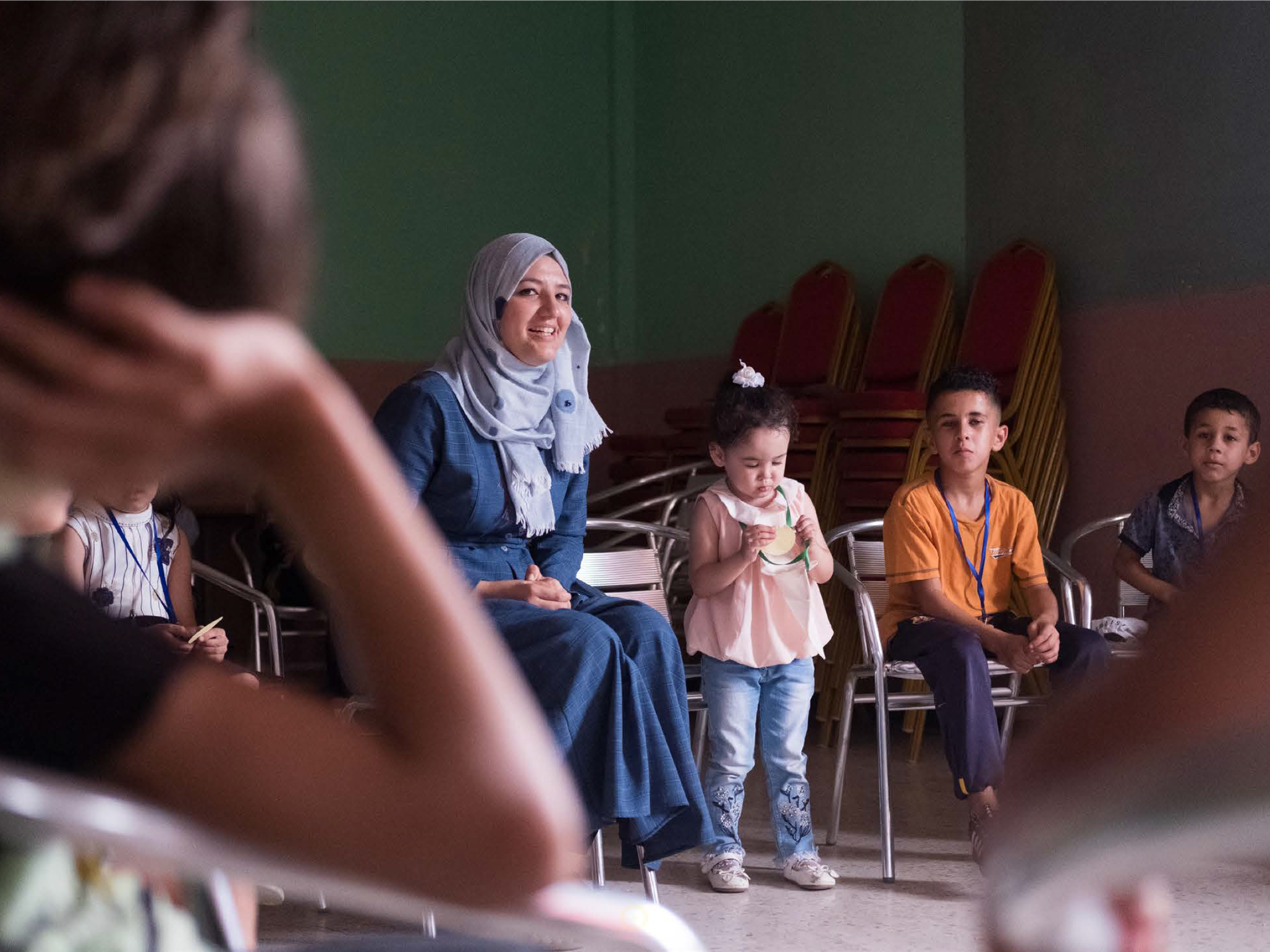 Eine Frau in Algerien erzählt den Kindern im Kreis eine Geschichte.