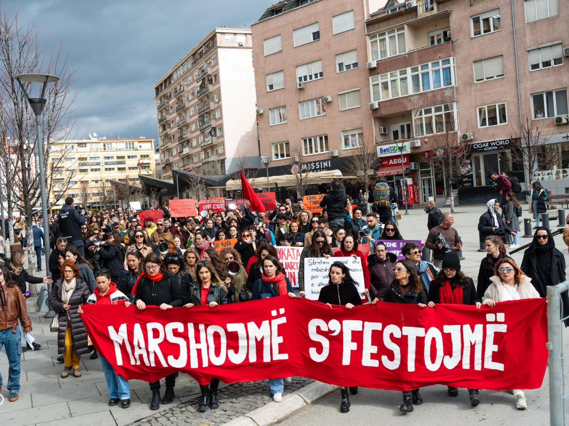 Frauen in Kososvo fordern an der international durchgeführten Aktion One Billion Rising, Gewalt an Frauen und Mädchen zu stoppen.